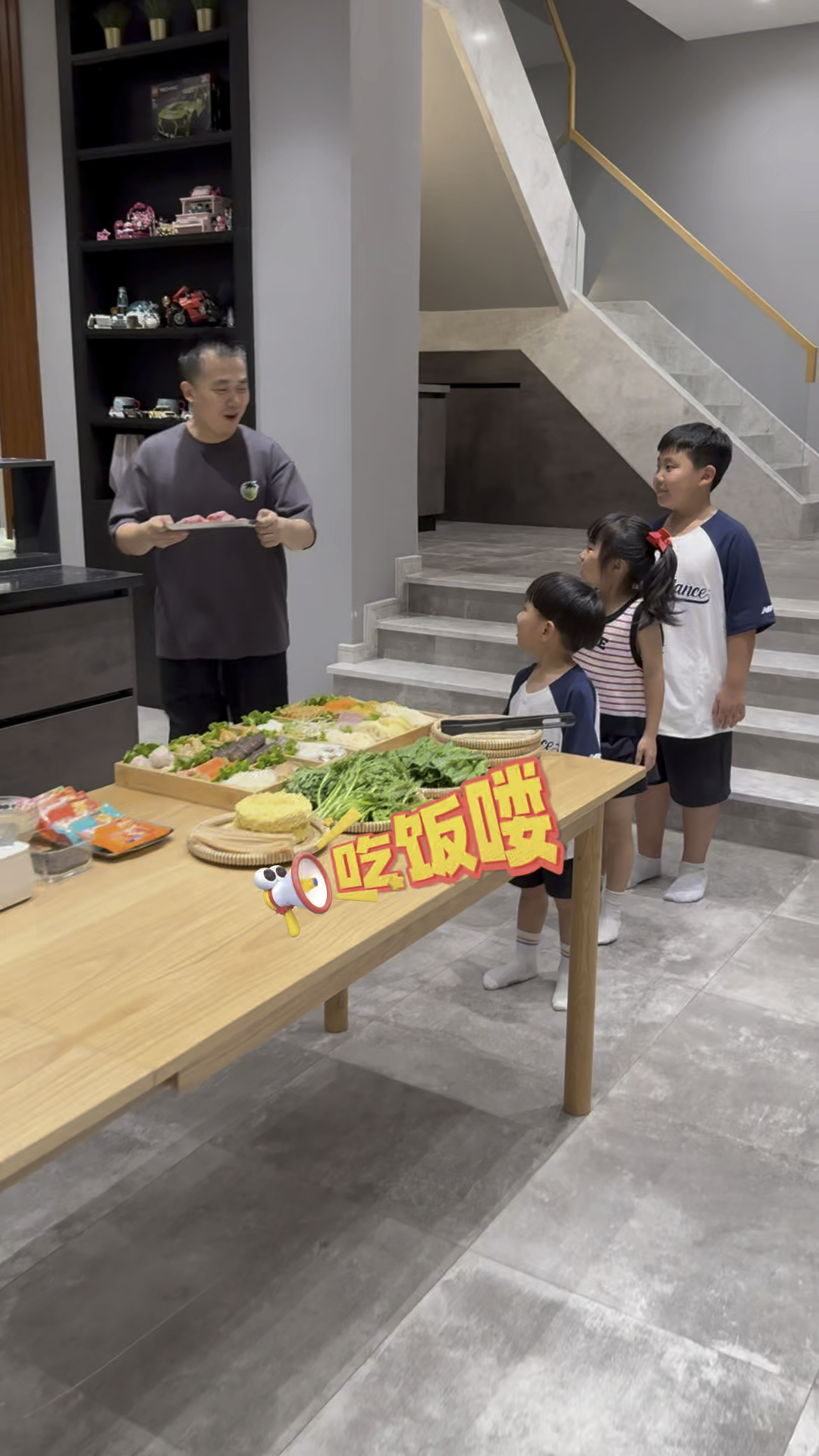爸爸说今天给孩子们做芝士麻辣烫,又是有趣的一餐