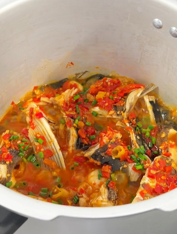 给你们看一下高压锅四分钟做的剁椒鱼头有多香,全程不加一滴水