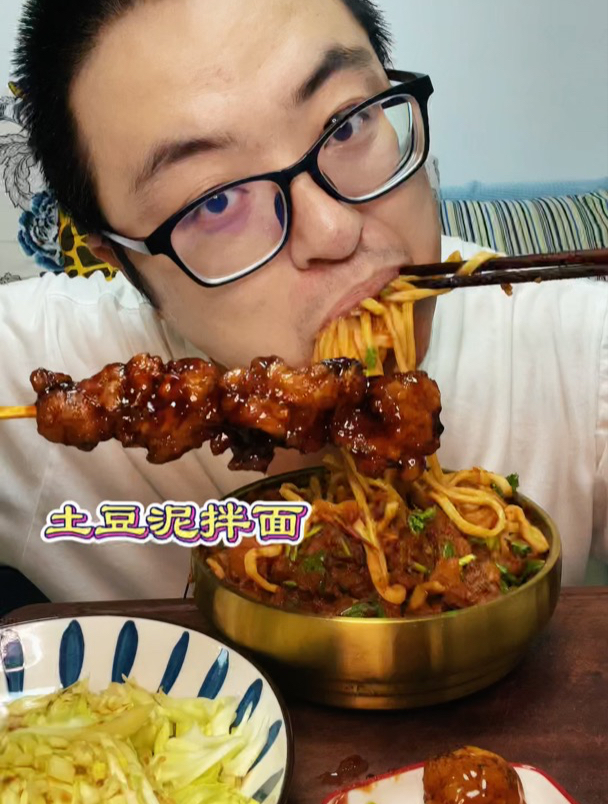 土豆泥拌面,两串便利店之神照烧鸡肉串,依旧还有老朋友大头菜!