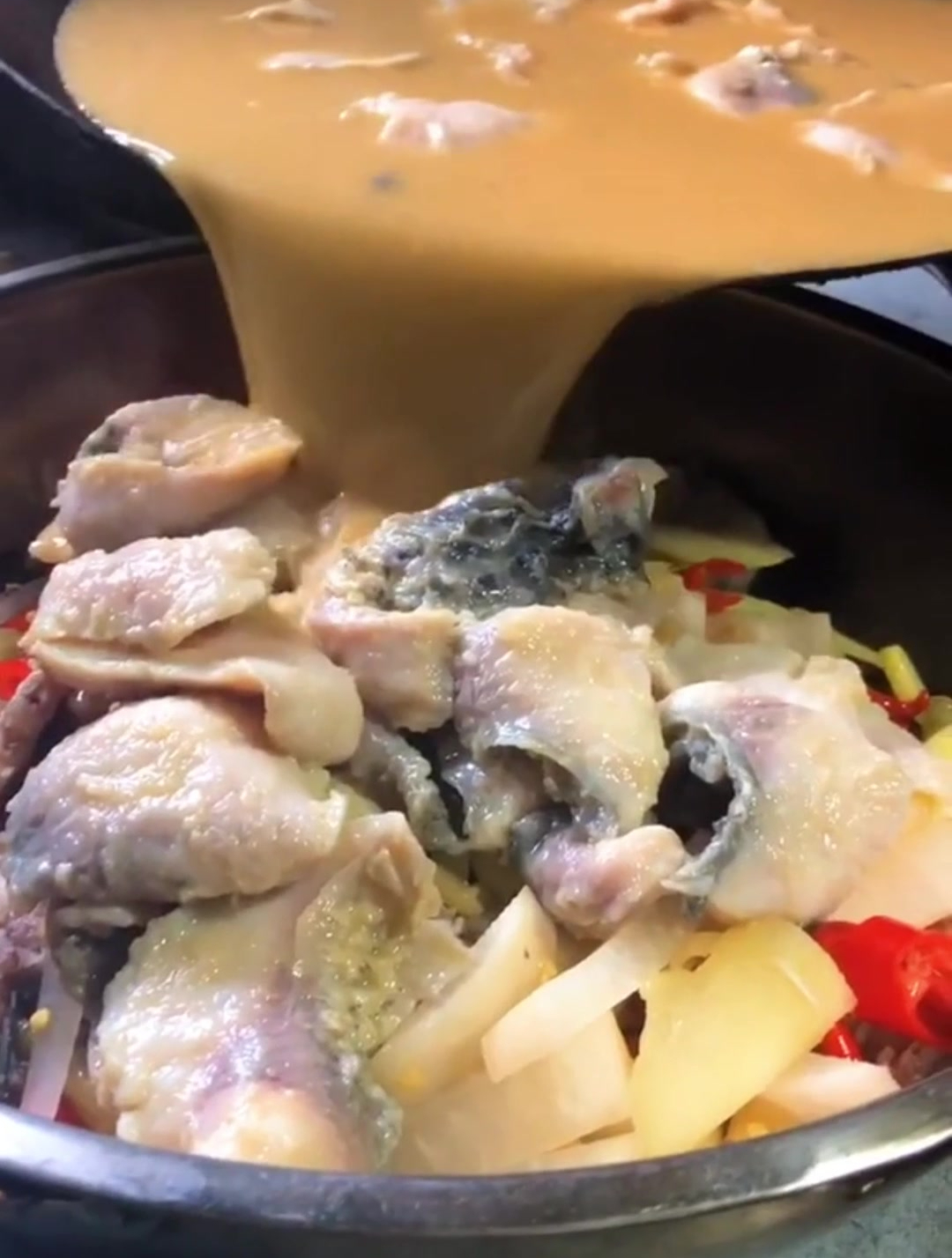 在家做个拿手菜酸萝卜煮鱼,香得嘞~