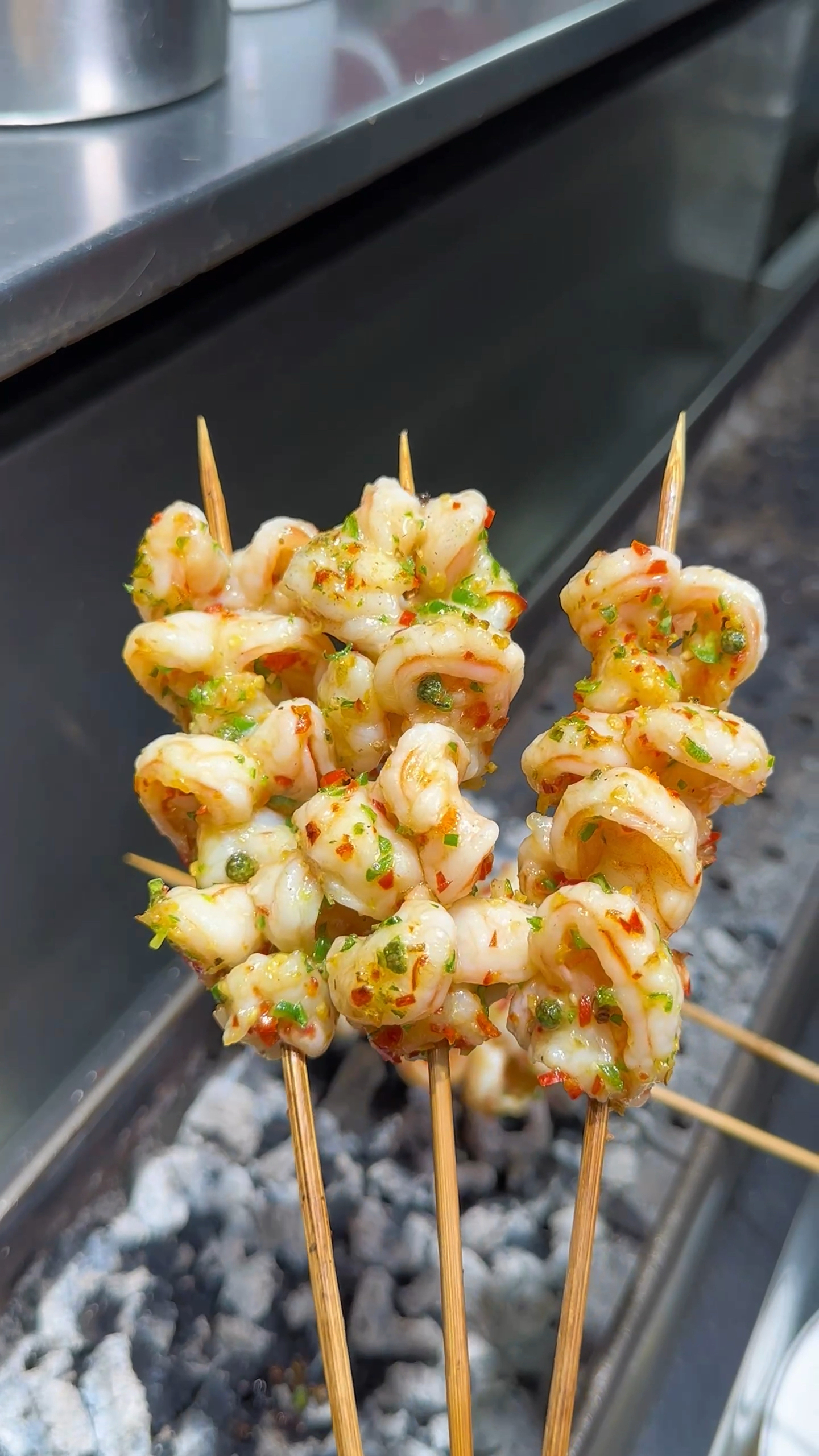 烧烤店的特色鲜椒爆汁虾球