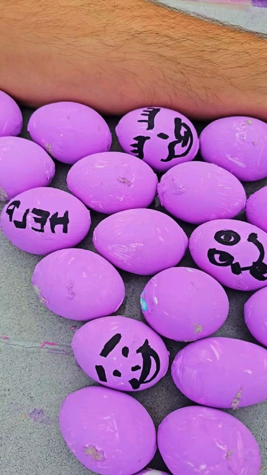 用紫色表情鸡蛋给地板涂个鸦
