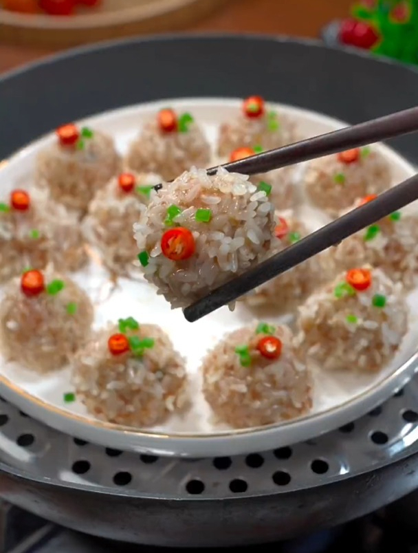 一口一个的珍珠丸子,小孩子特别喜欢吃,即营养又美味