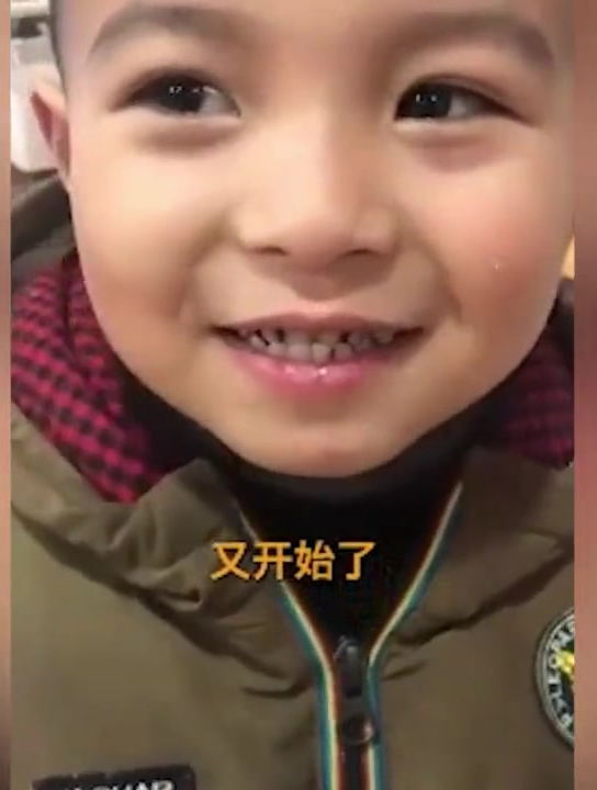 90后老师一口吃掉10后小学生巧克力,网友:我命令你再给他一块