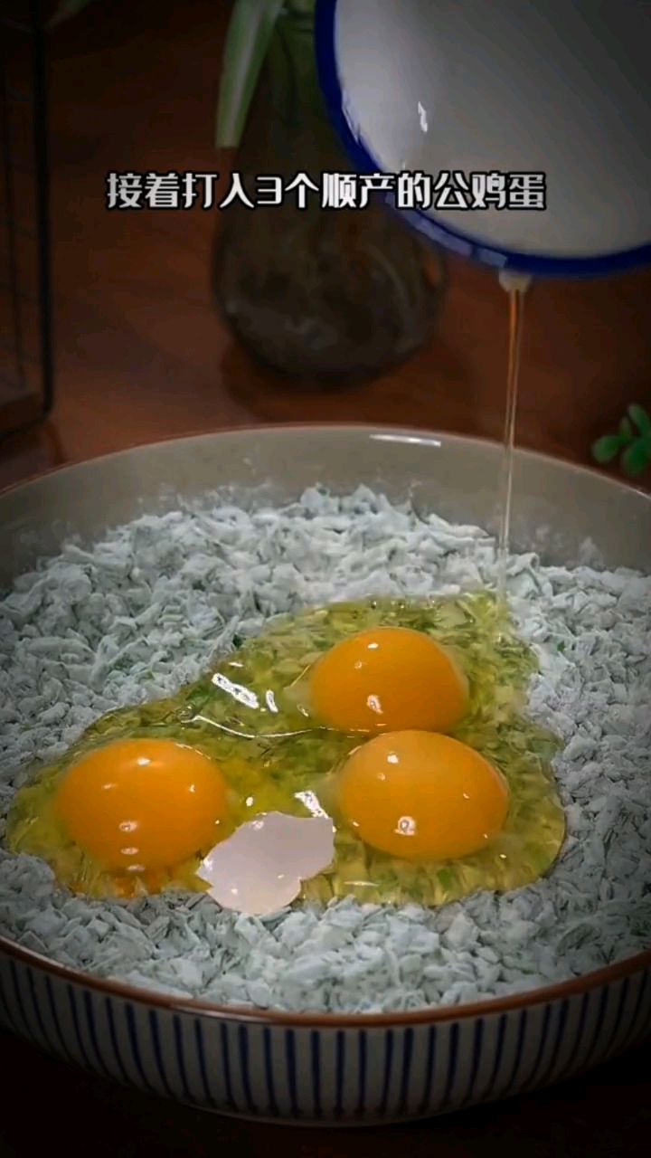 韭菜里放入几个鸡蛋就可以做出好吃的韭菜鸡蛋饼