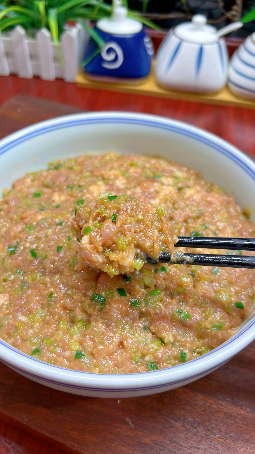 调芹菜猪肉饺子馅,切记不要先加调料,大厨教你一招,好吃不出水