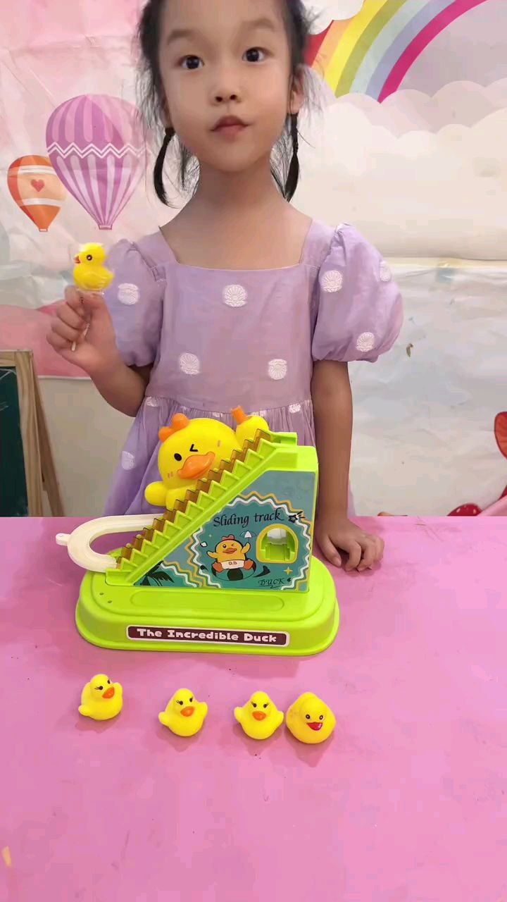 依依的小鸭子爬楼梯玩具