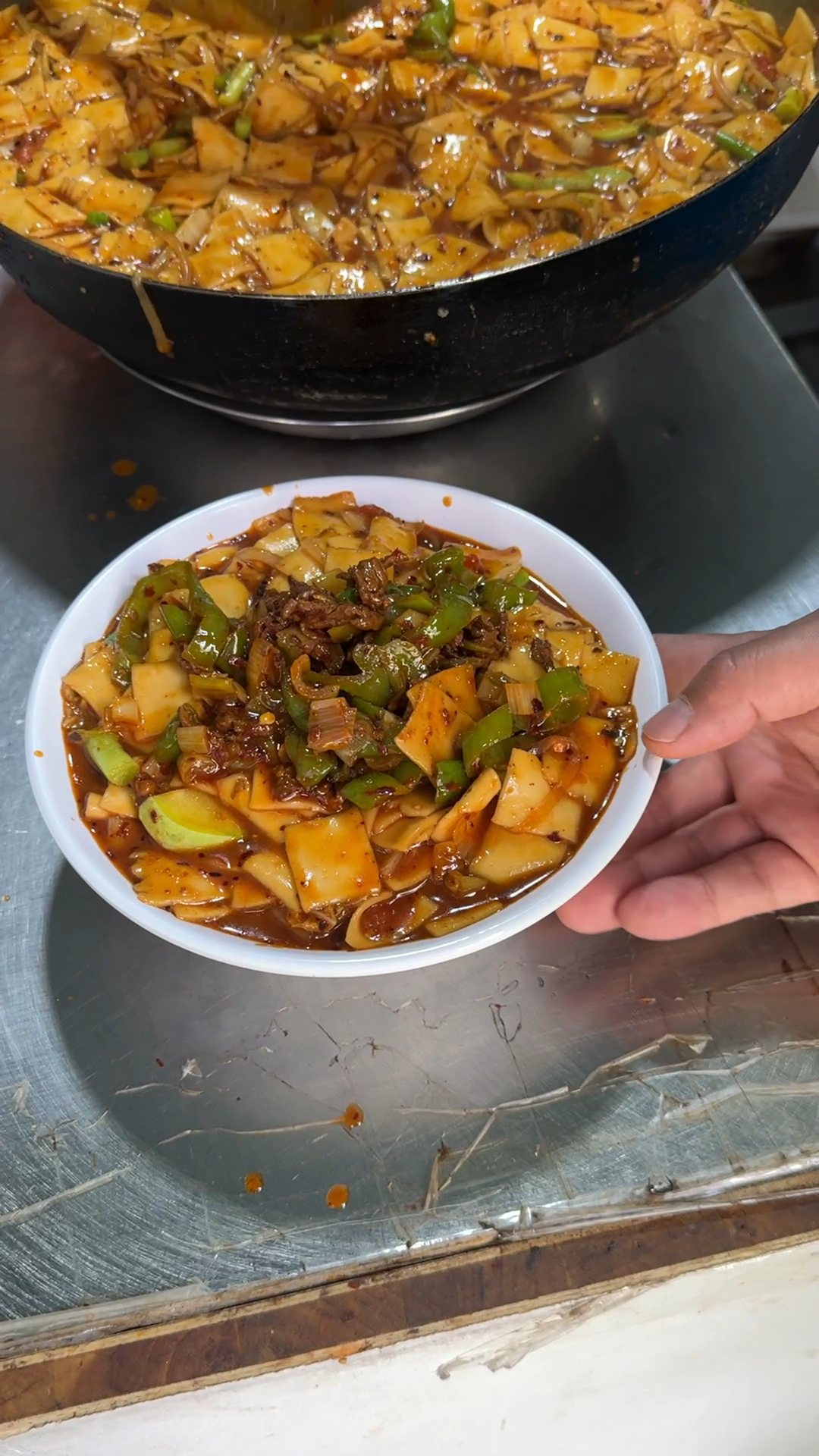 甘肃兰州特色炒面片,15一碗,最后加一勺辣椒臊子,看着不错挺好