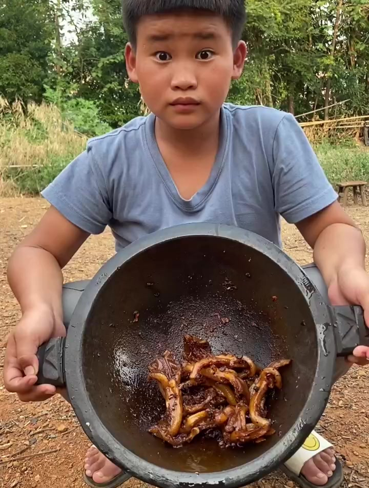 这石锅鱿鱼须太好吃了