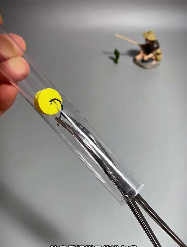 上鱼后,这样取钩不伤鱼也不伤子线!