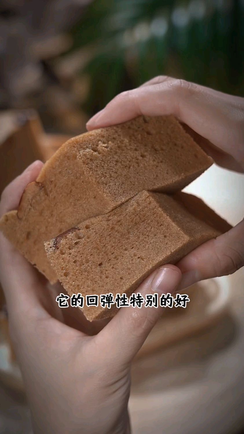 把红糖倒入面粉里搅一搅就可以做出马拉糕