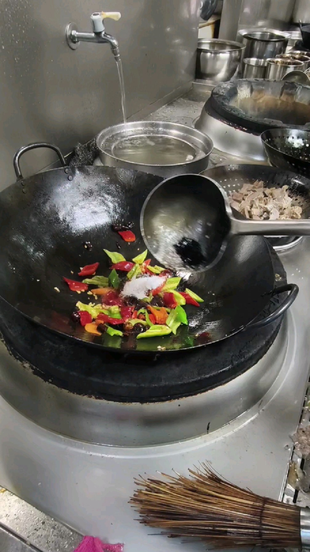 下饭菜尖椒护心肉