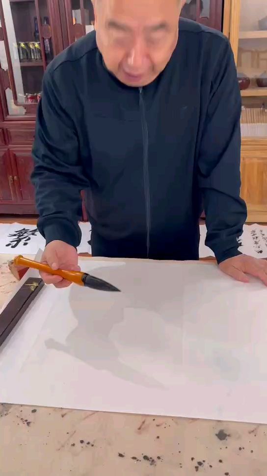 中国书画院执行院长、著名书法家翟鑫以书法的形式祝祖国繁荣昌盛