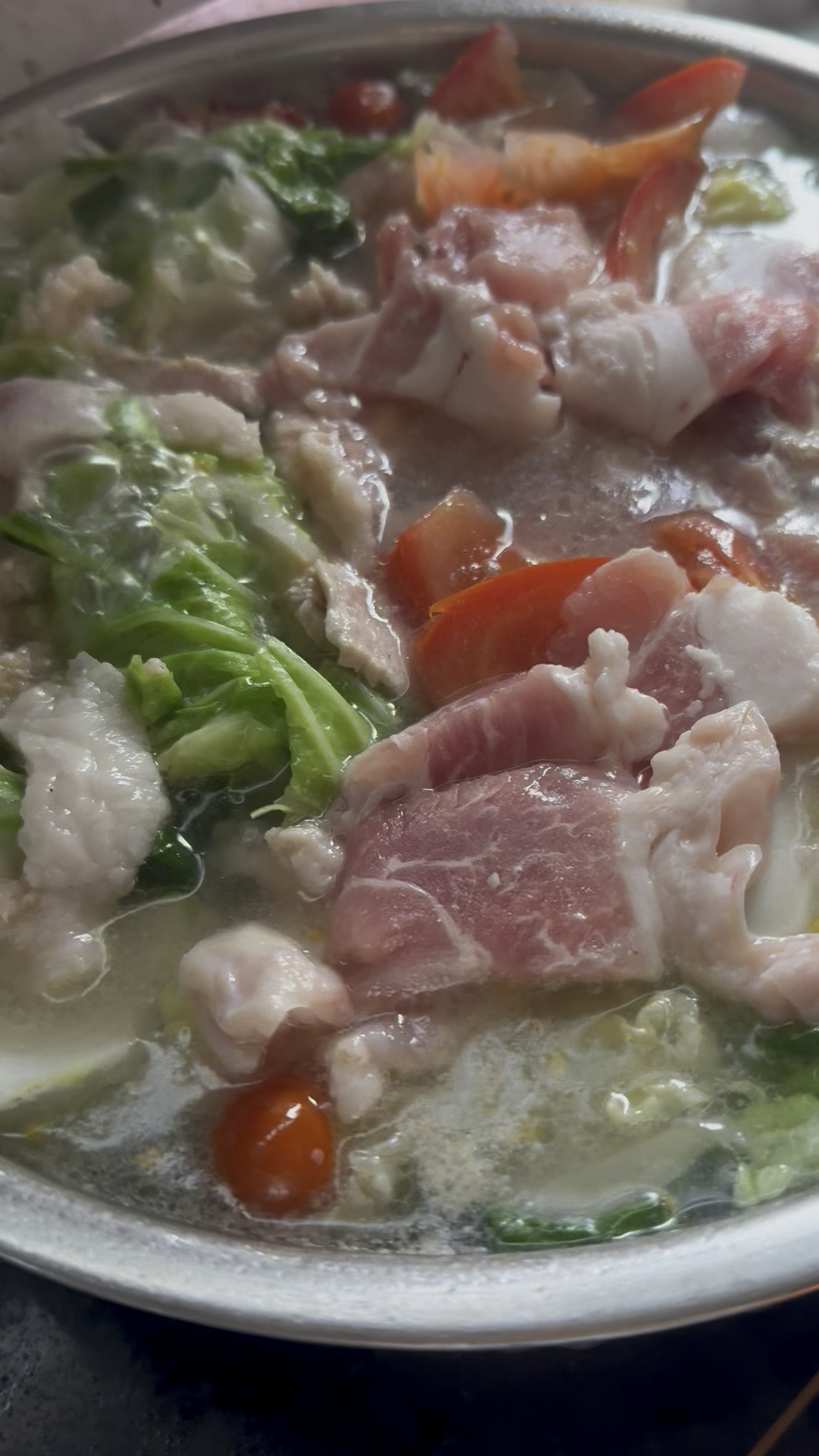 国庆就在家做好吃的,白菜煮鲜肉西红柿,看起来就很有食欲