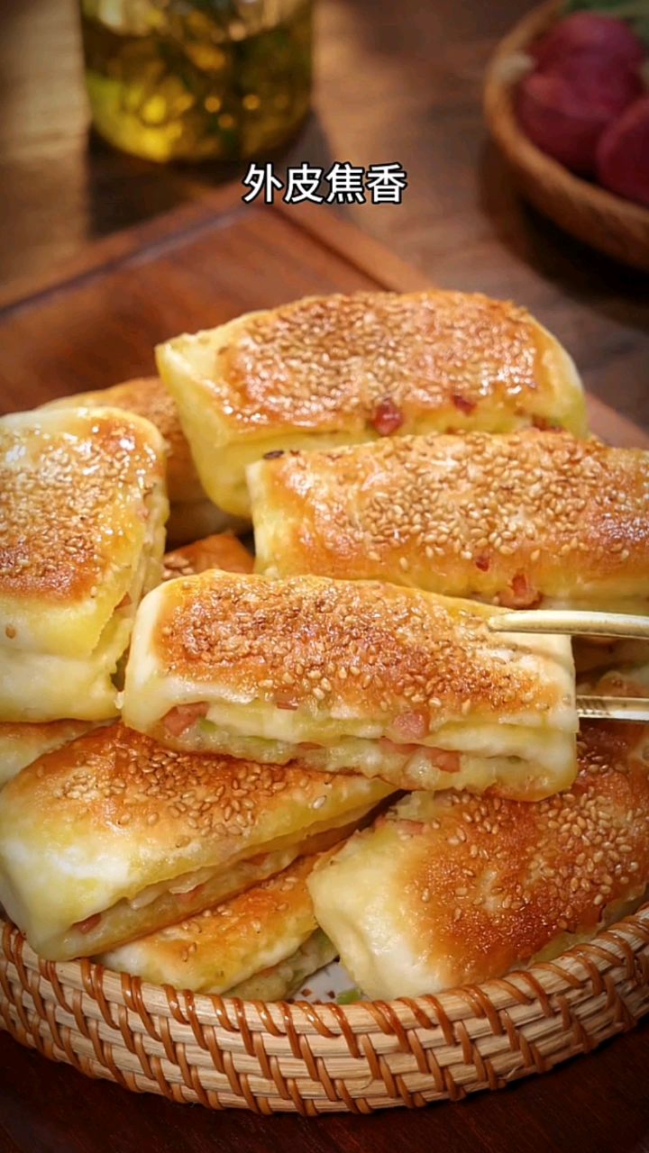 今天给孩子做了青椒火腿饼,做法简单又好吃