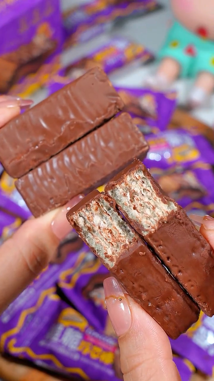 三只松鼠家的榛子酱夹心,巧克力威化饼,一口酥酥脆脆超好吃