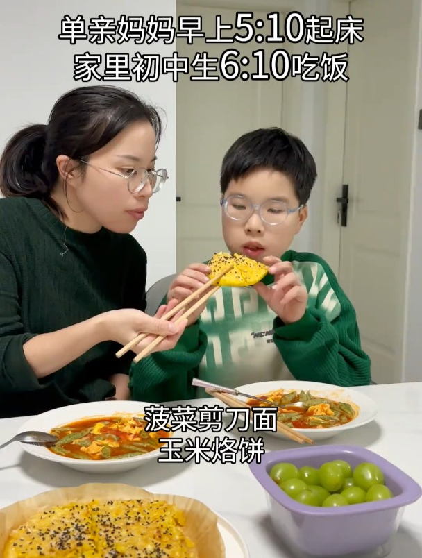 今早来碗热气腾腾的菠菜剪刀面再来块香甜的玉米烙