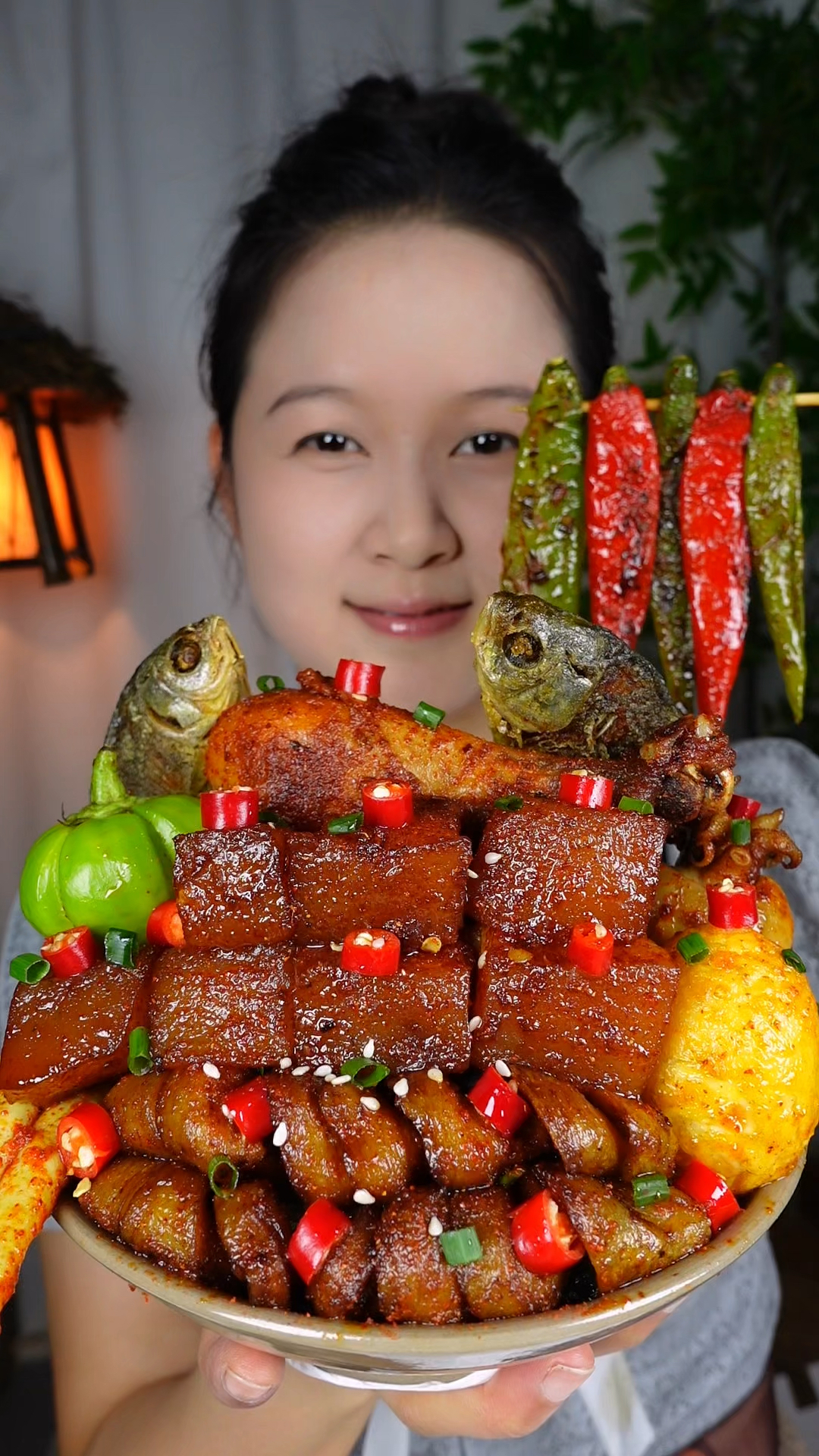 家常饭来啦!香喷喷的太好吃了!红烧肉,炒面筋,真的香!