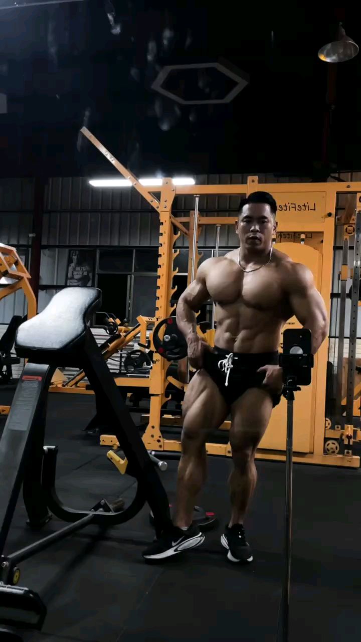 肌肉猛男霸气展示牛蛙腿