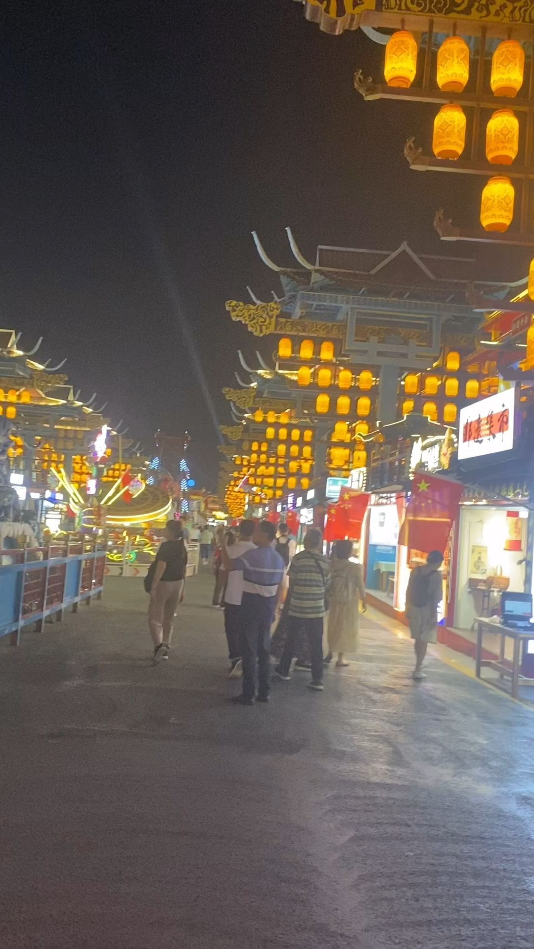 南宁之夜,现代人穿越时空来到古代,品尝各种美食佳肴。