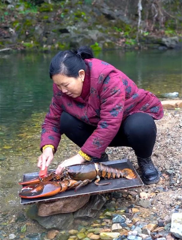 盐焗大龙虾烤出来太香了,给村里人涨脸了