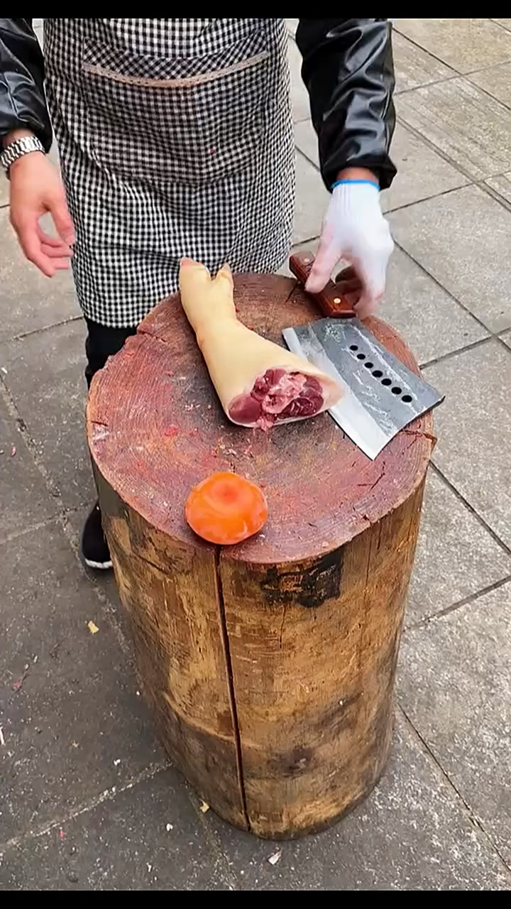 这菜刀质量真好,不仅可以切肉还可以砍骨头