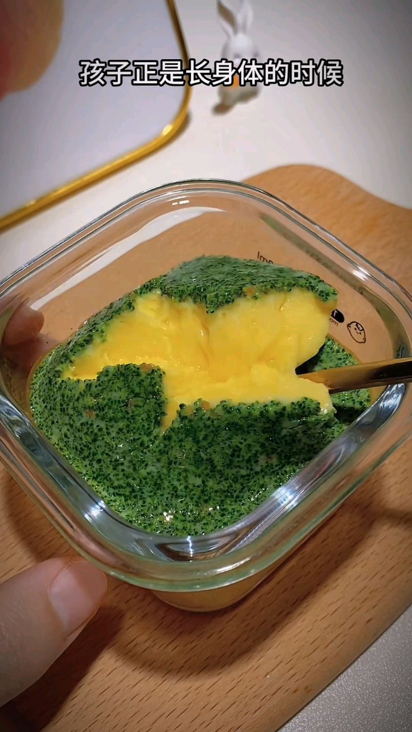 孩子正是长身体的时候,多给他做西兰花蒸蛋