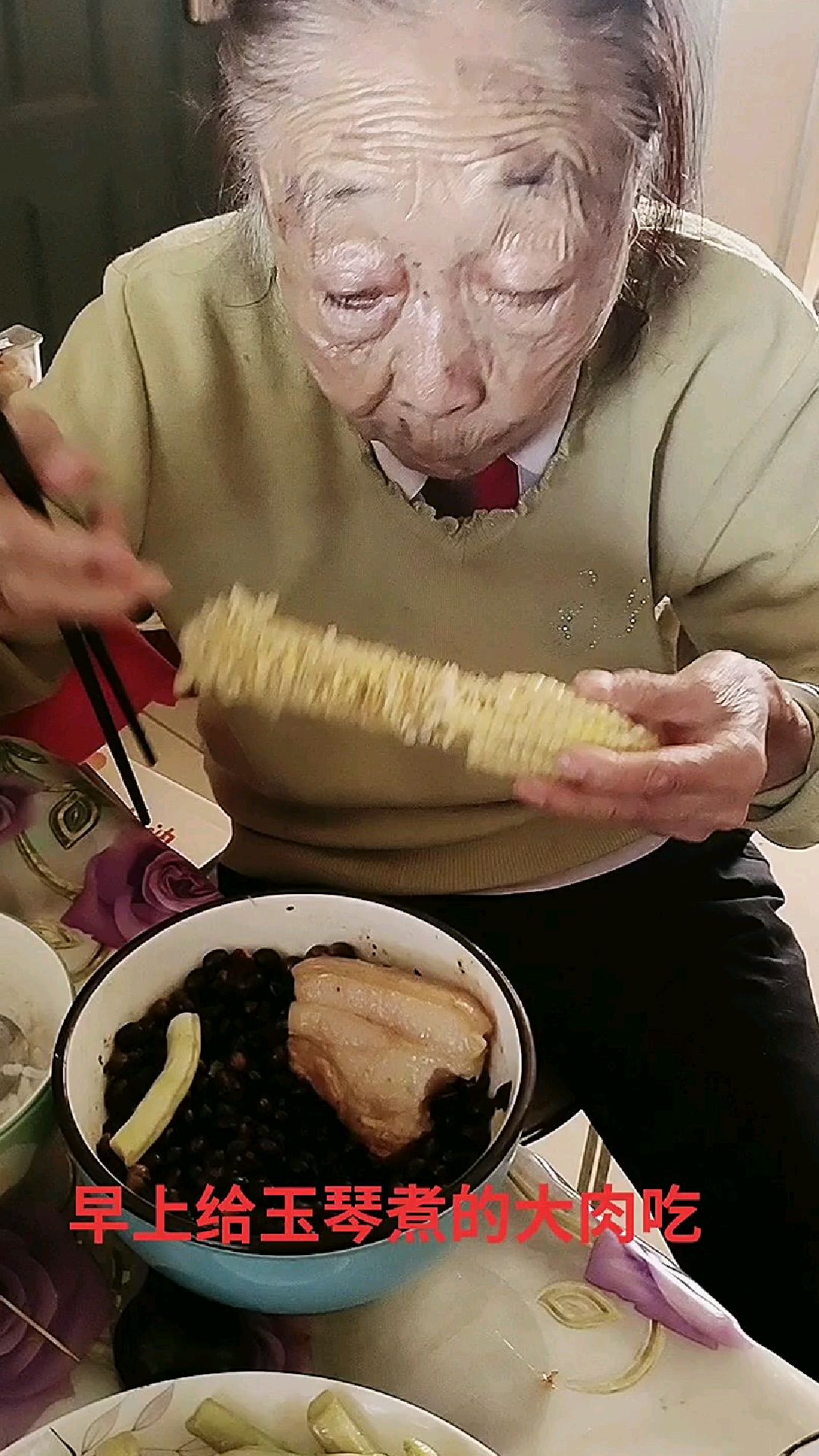 马大姐吃了好几块大肥肉片子