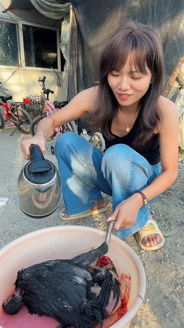 农村美食:广西妹子杀两只斗鸡炖汤,太香了。
