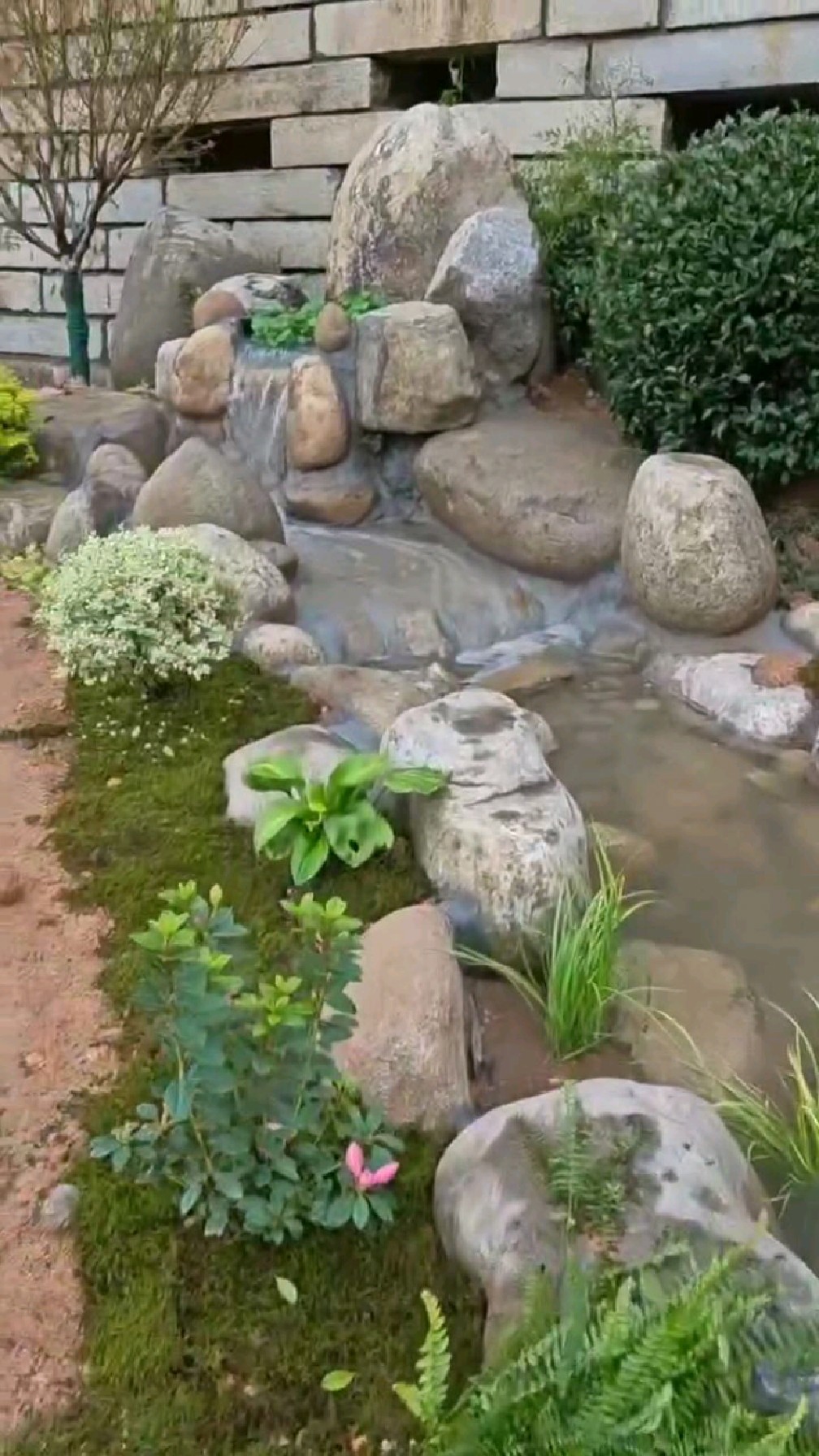 鹅卵石生态鱼池水景,假山设计施工,庭院鱼池假山