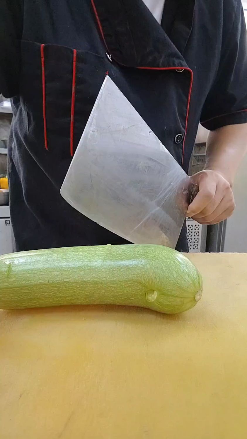 小瓜直接炒鸡蛋是没有灵魂的,有仪式感的吃法是这样的。