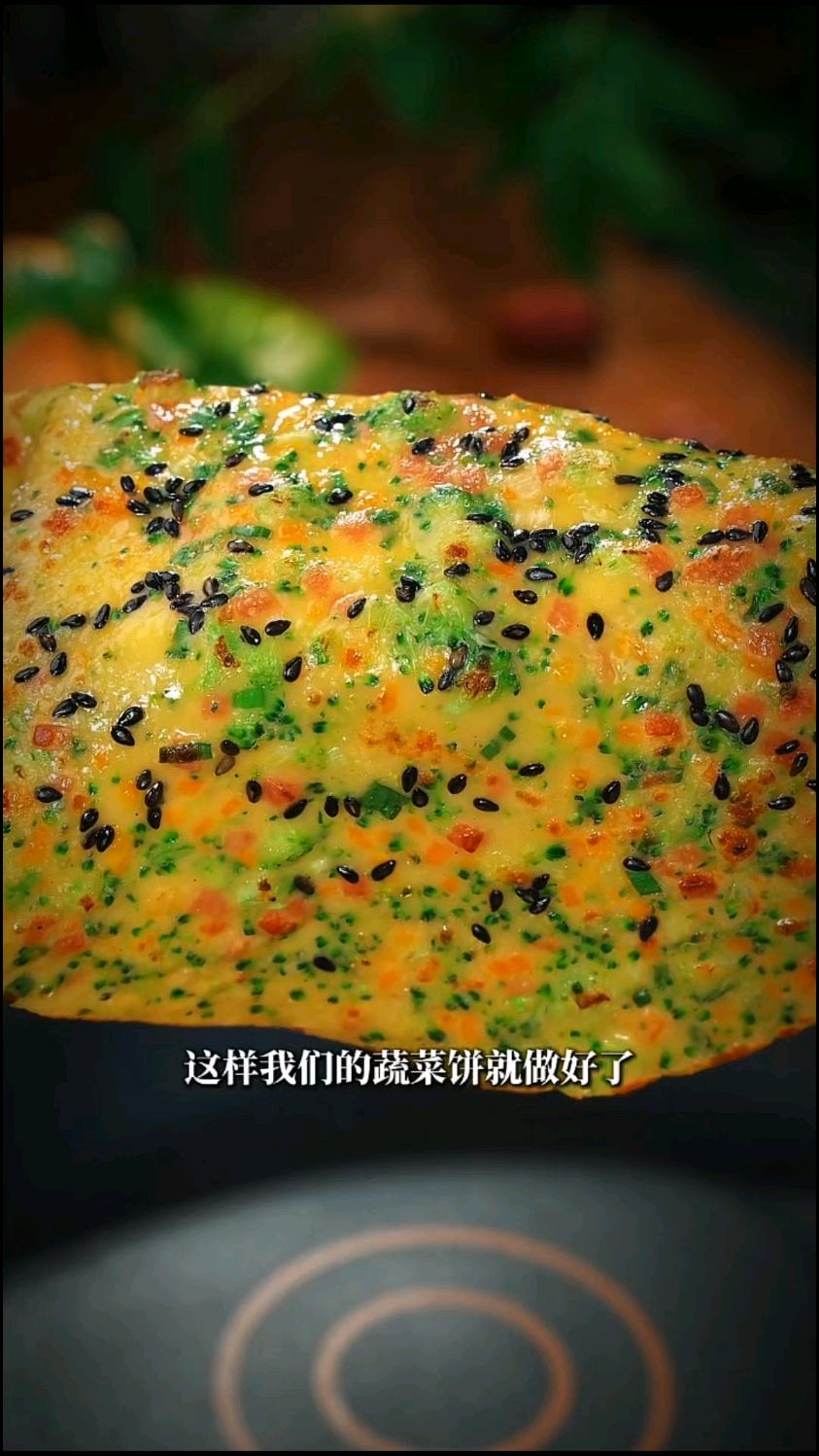 往西兰花里加入鸡蛋就可以做出好吃的鸡蛋饼