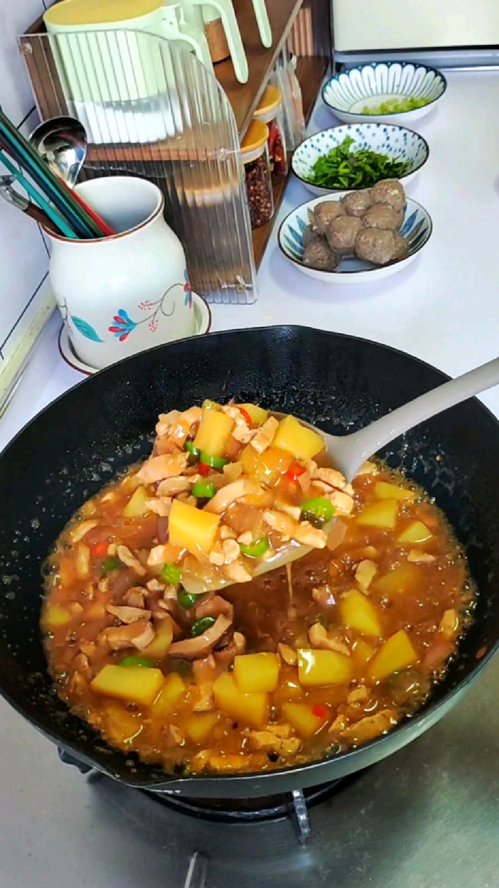 今日午饭 学做午饭的一天 今日菜单:土豆鸡胸肉+牛肉丸汤