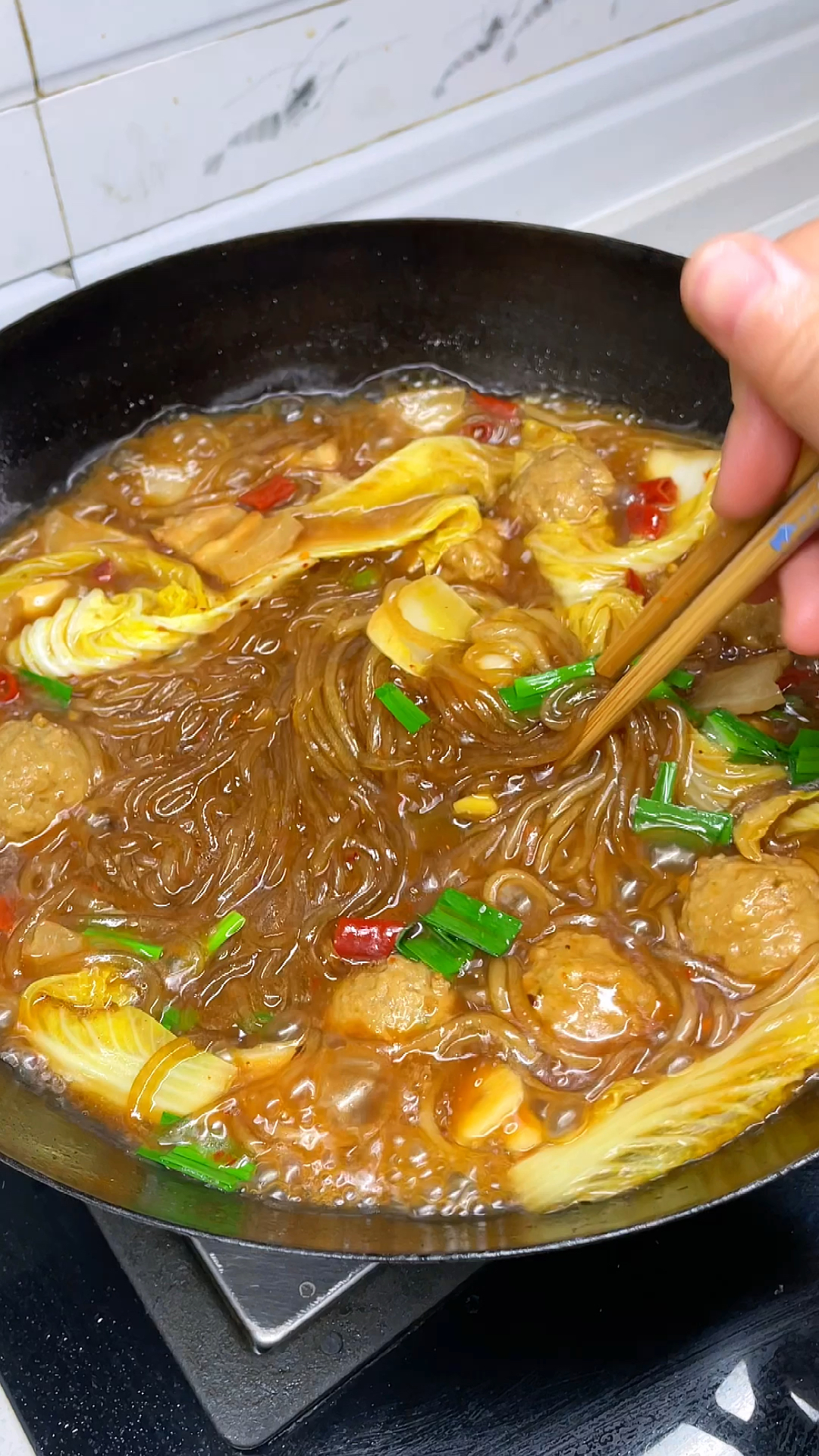 天气冷了 我们家吃的最多的就是这个白菜猪肉炖粉条 暖心又暖胃