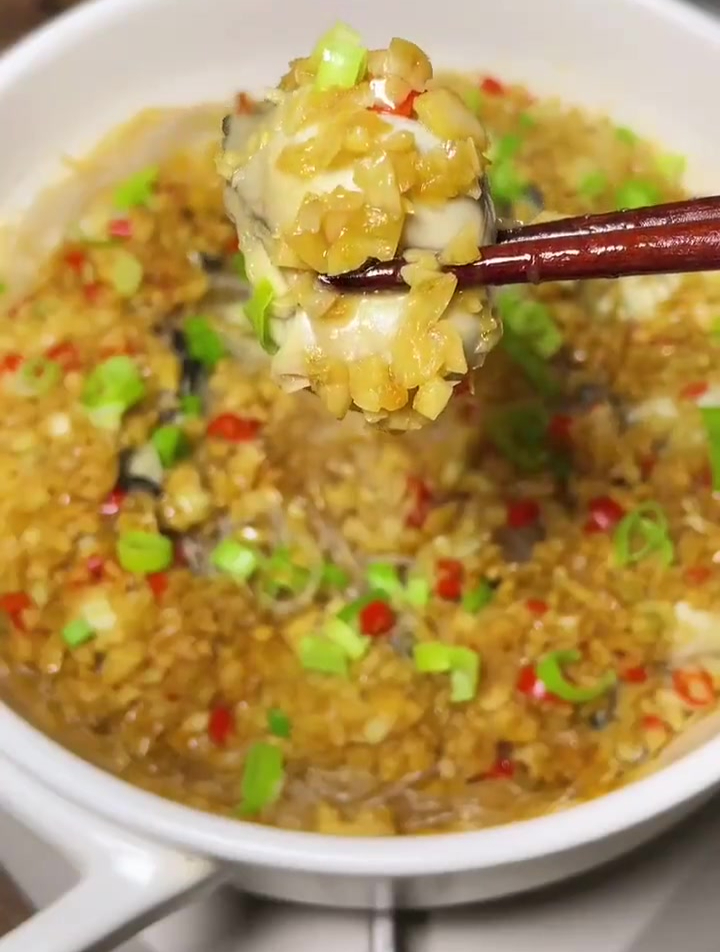 今天做了期待已久的蒜蓉粉丝生蚝煲,太美味了!