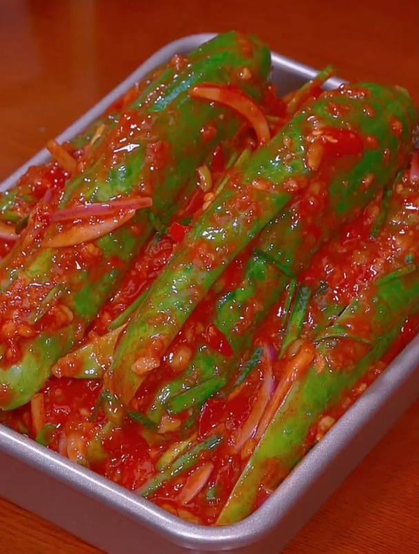 黄瓜倒入热水中,做出来的黄瓜泡菜,颜色碧绿,口感脆爽