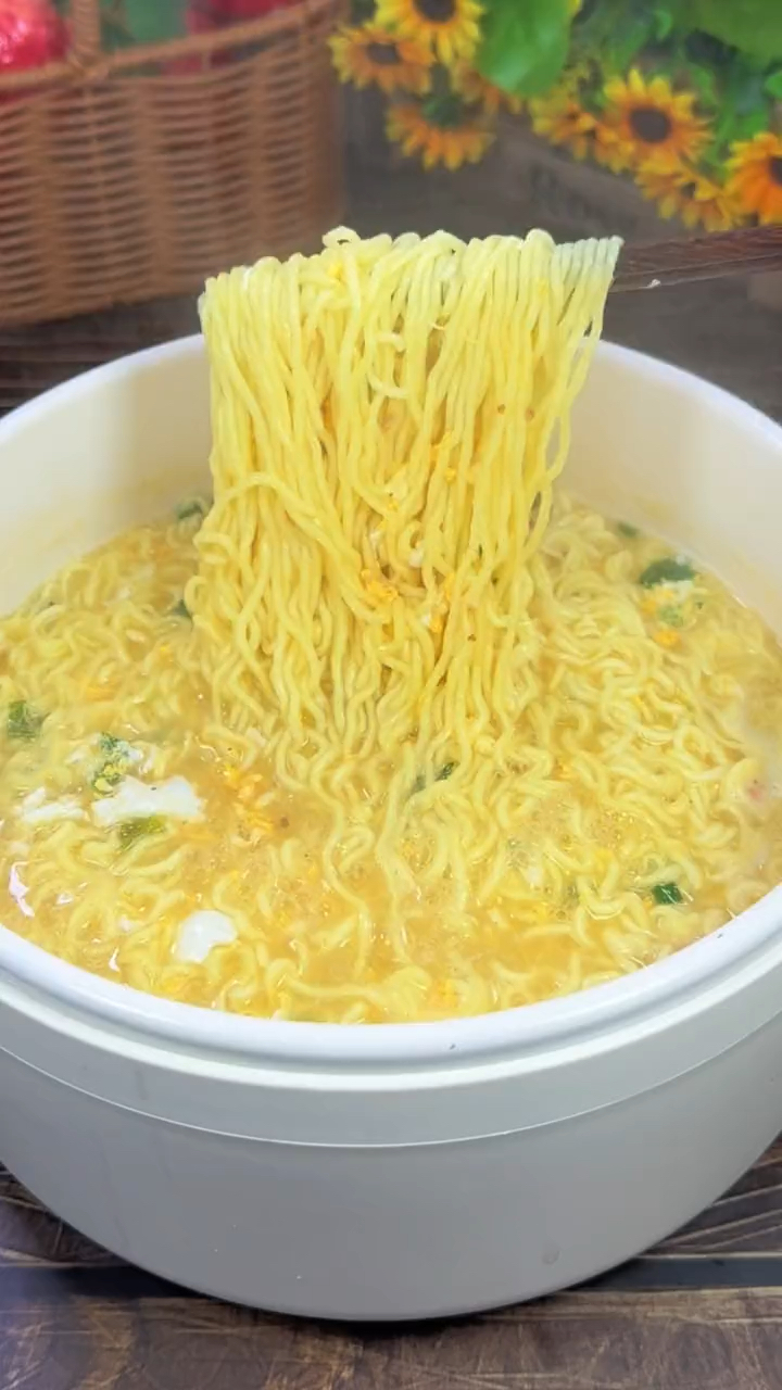 国货白象猪骨汤方便面,面条筋道有弹性,超级美味又营养