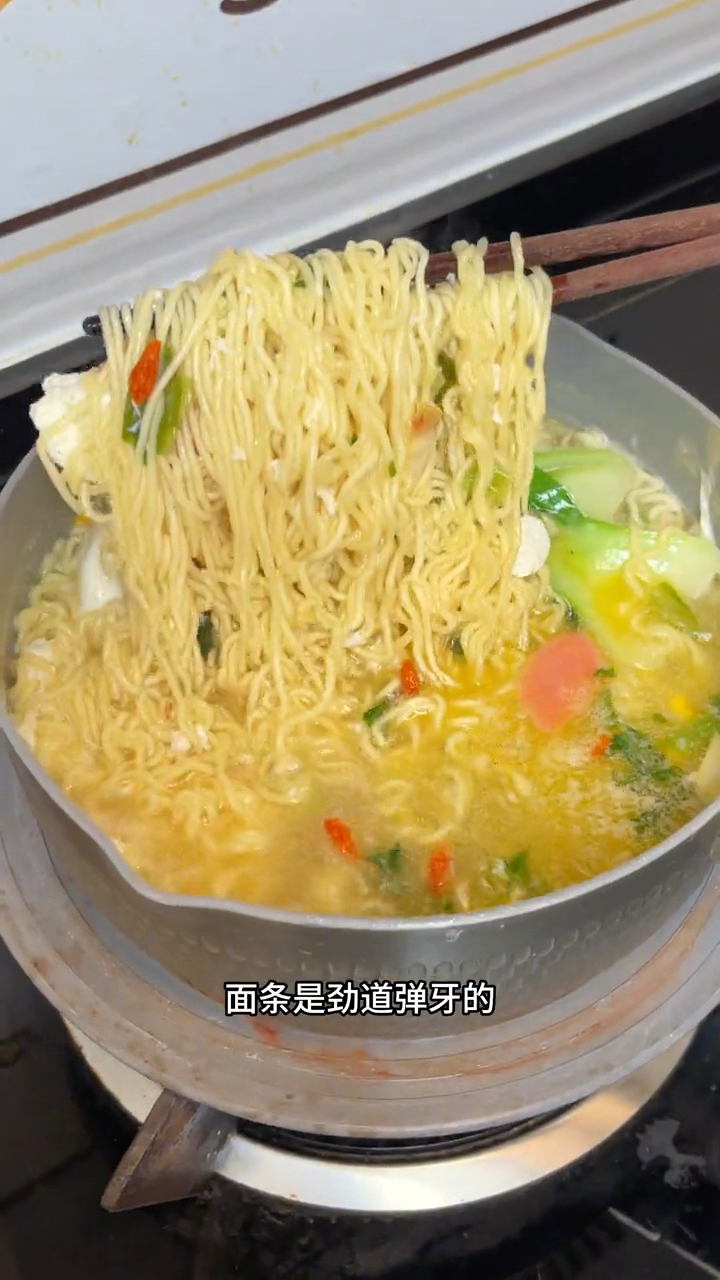 老母鸡汤白象方便面,面条劲道爽滑,汤汁浓郁鲜美,营养又美味