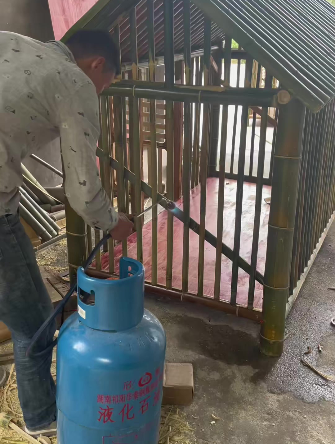 师傅用竹子制作的鸡笼,制作完成后,用火把毛刺烧掉