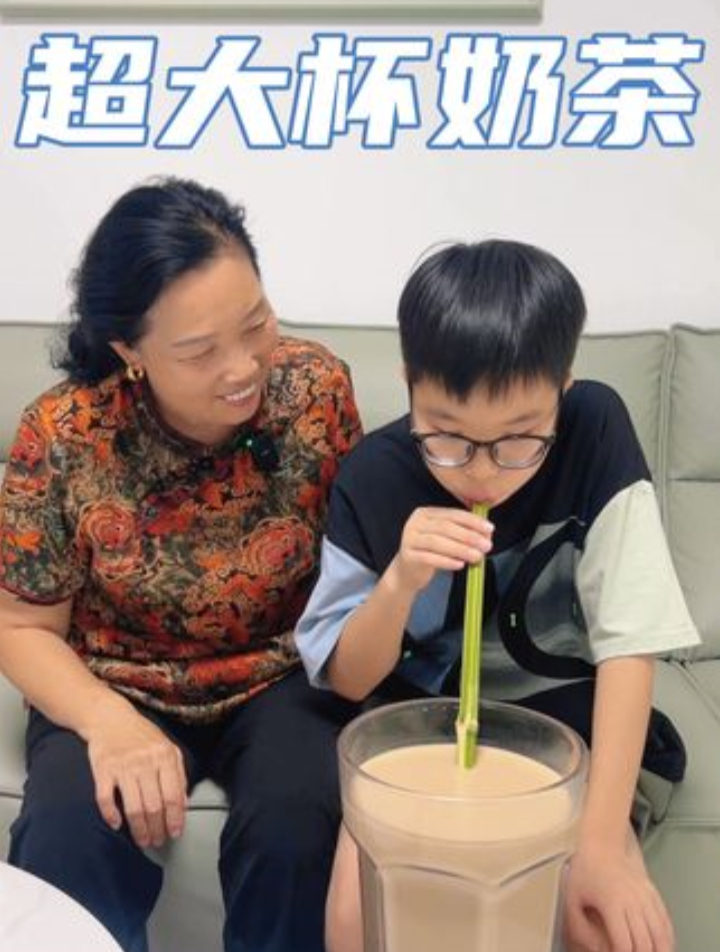 当小外孙想喝秋天第一杯奶茶,姥姥这次给他超大的惊喜!