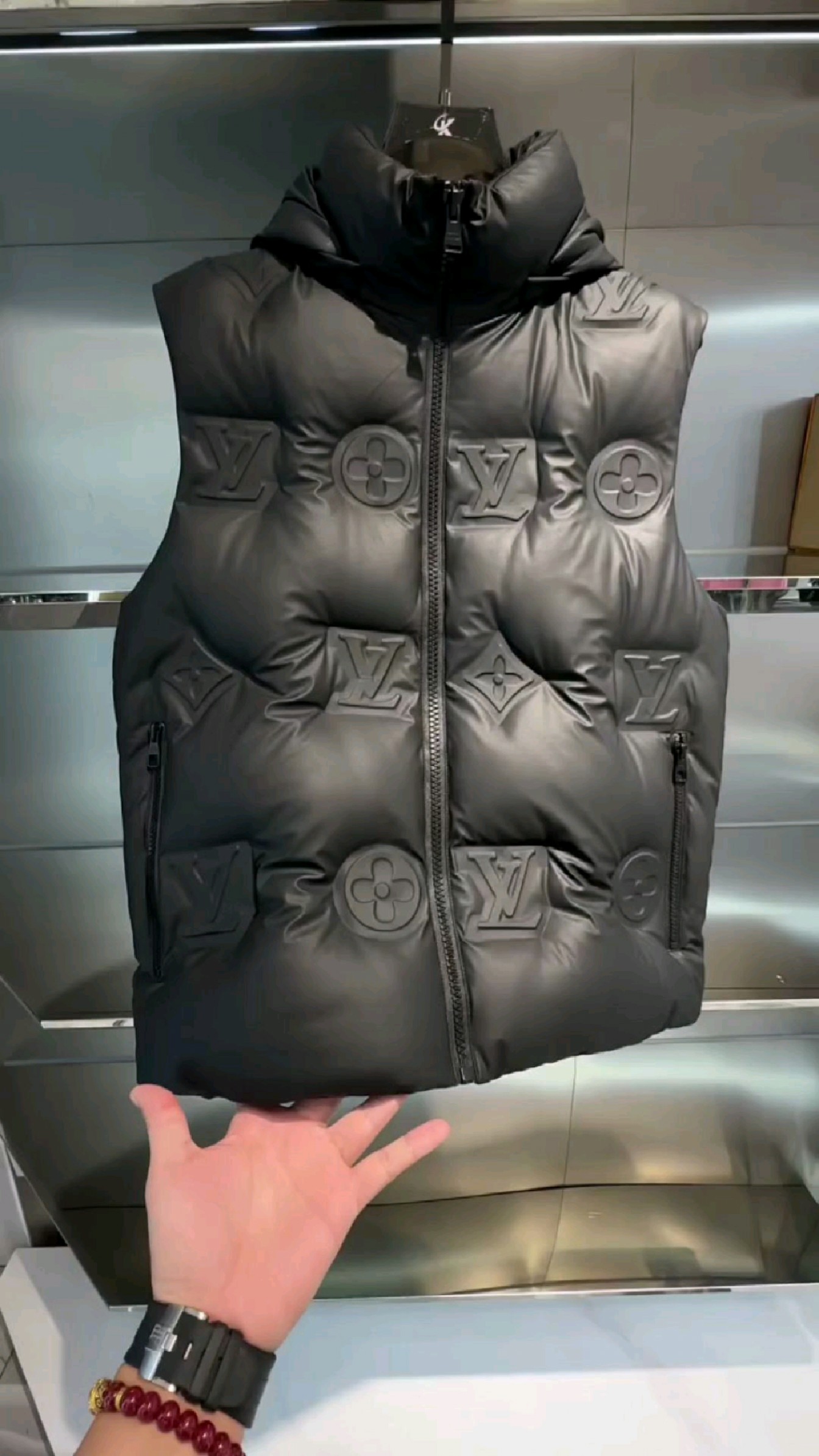 展示下LV新款马甲羽绒服,烫压logo设计太精致时尚了