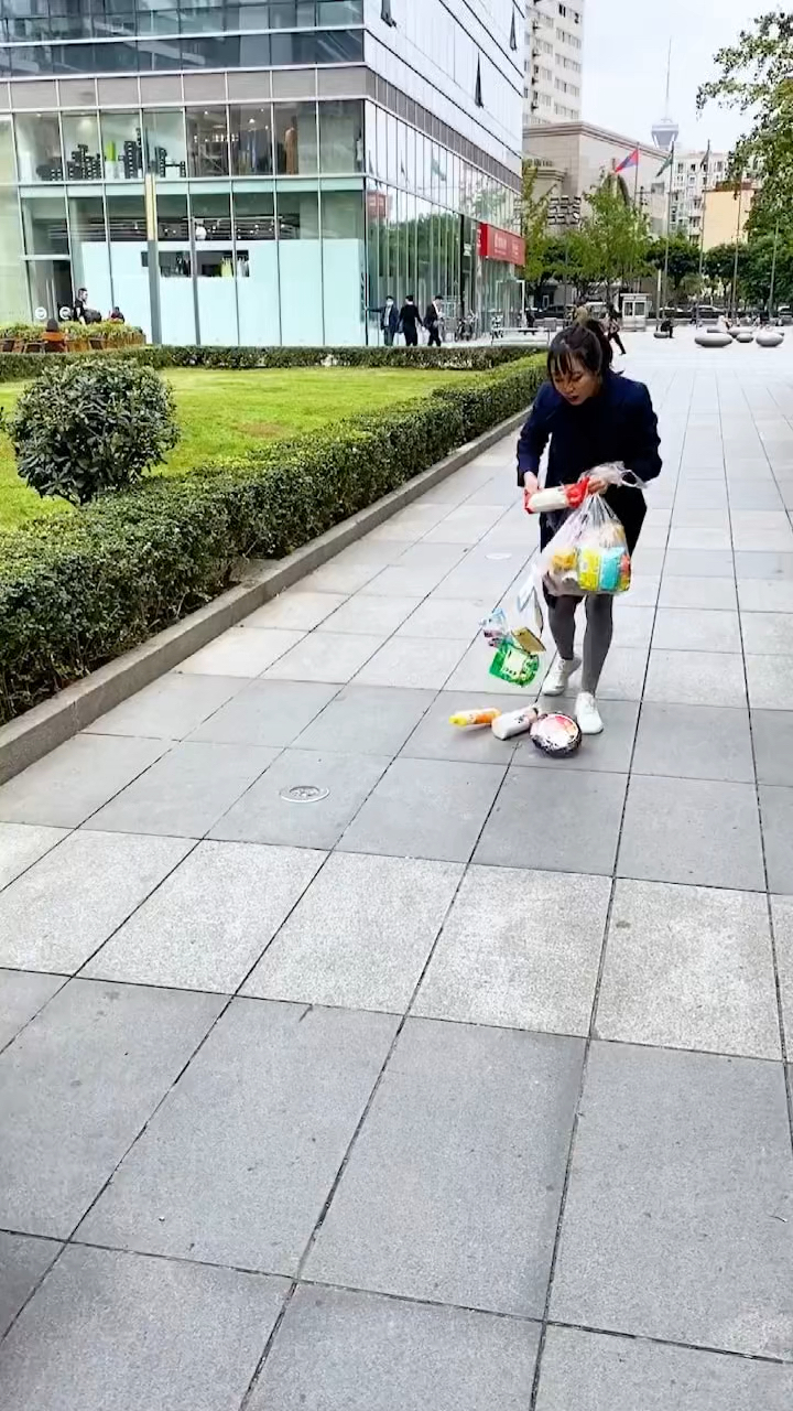 买菜别再用购物袋了,学城里人用这个购物小推车,方便实用