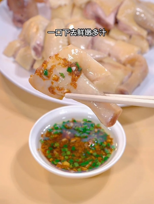 鲜嫩多汁的白切鸡,让人回味无穷