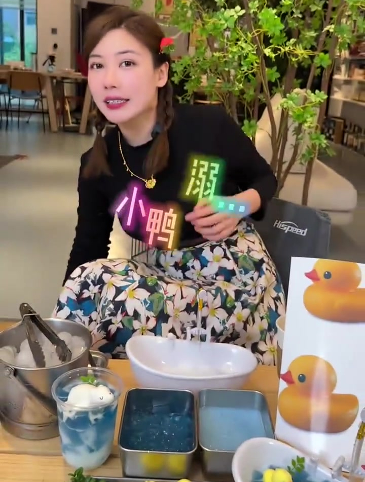 小鸭戏水,和熊猫泡澡你喜欢哪一个呀?
