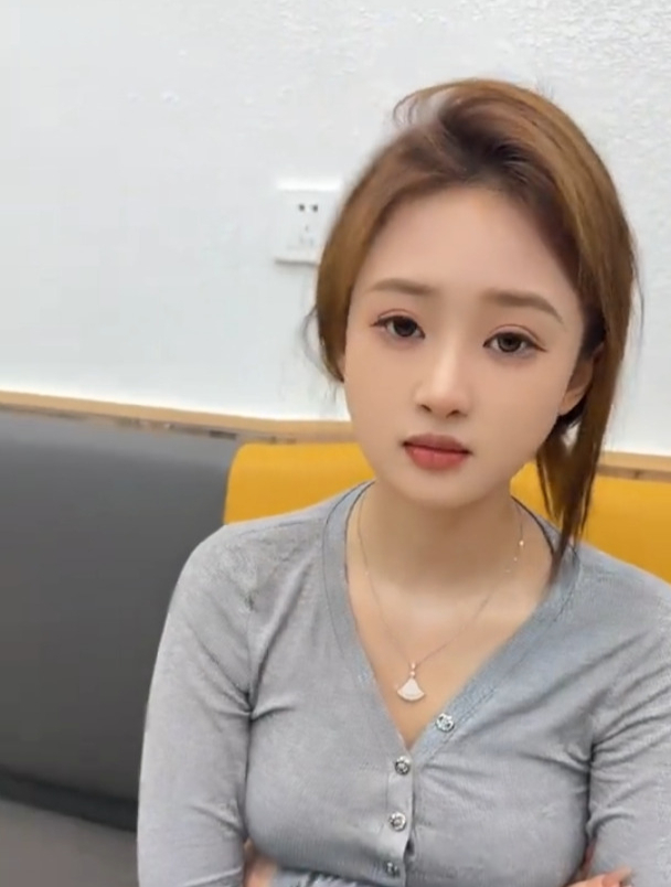 抽烟给她把口水都整出来了!