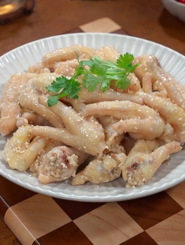 天冷怎么能少得了凉拌的美味鸡爪呢,晶莹剔透,清爽Q弹