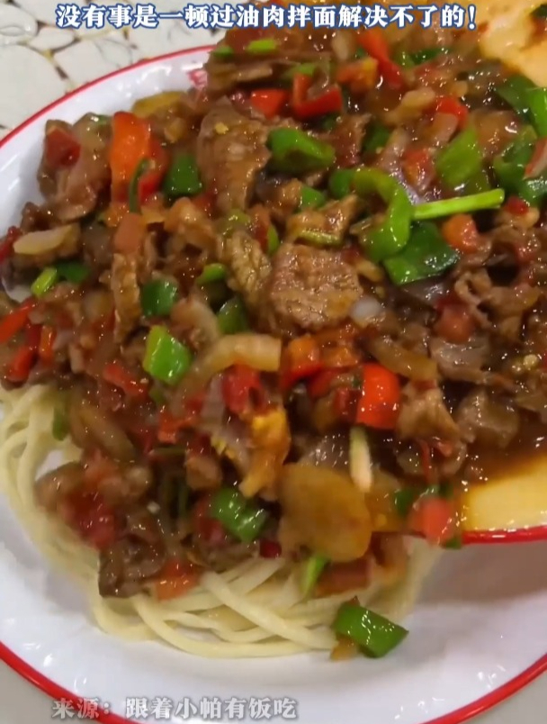 '鬼肉拌面'在新疆地位有多高 没有事是一顿过油肉拌面解决不了的