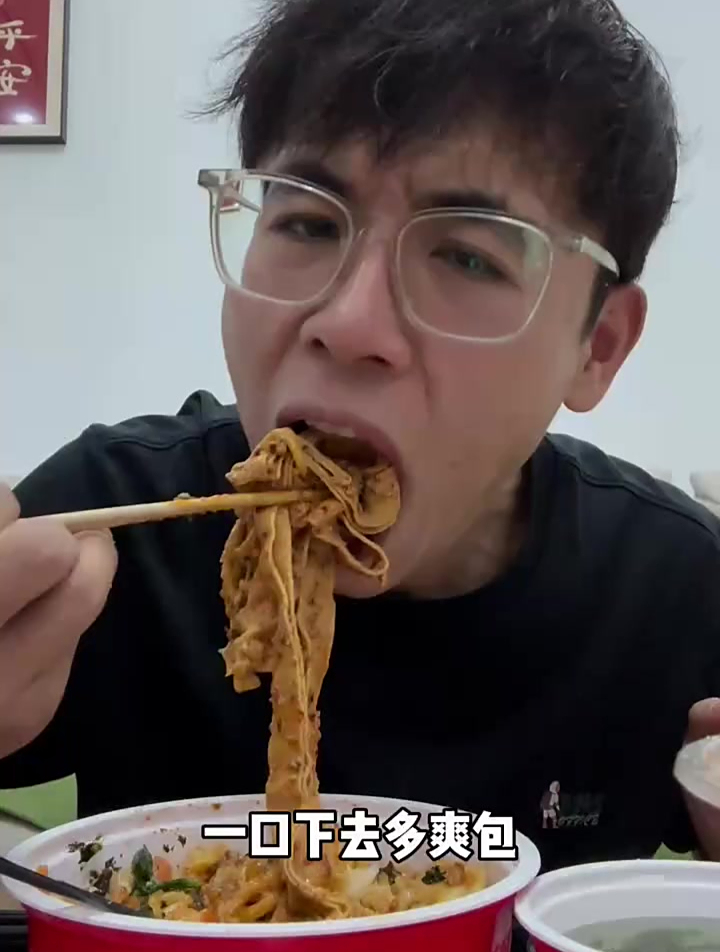 不做饭也不出去吃了,点个外卖拌饭,配上糊嘴的麻辣烫一起吃!