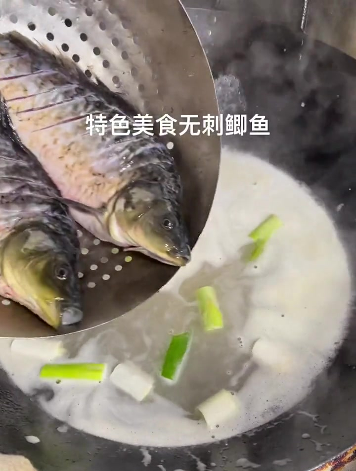 庆特色美食:无刺激剁椒鲫鱼,口味独特,做法简单