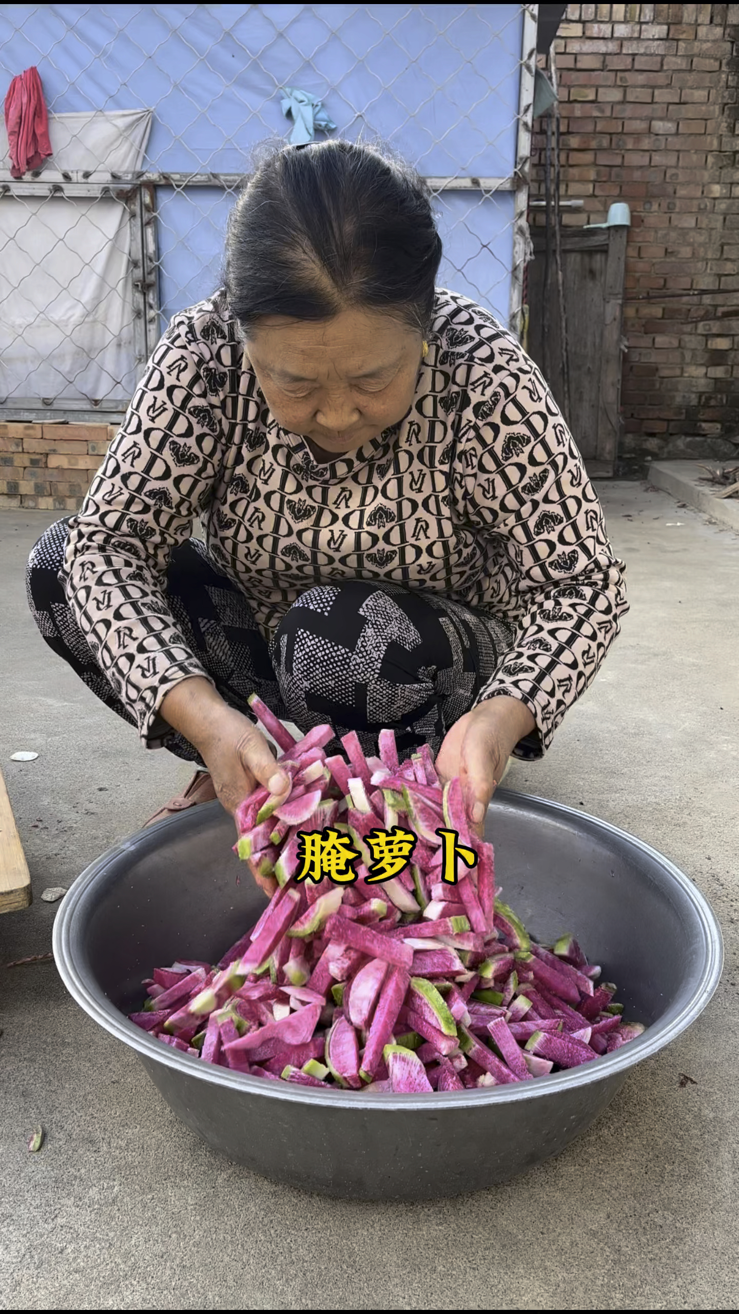 腌点萝卜咸菜,酸甜可口,吃个稀饭 就个面条 别提多美味了